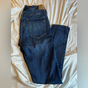 Aeropostale Dark Wash Skinny Jean, size 8